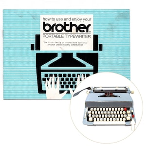 Op de afbeelding: Een vintage blauwe Brother draagbare typemachine met een zwarte terugkeerhendel en een rode toets. De typemachine staat op een witte achtergrond. De afbeelding bevat ook een zwart-witte illustratie van een typemachine met handen die op het toetsenbord typen. De illustratie is op een lichtblauwe achtergrond met een patroon van cijfers.