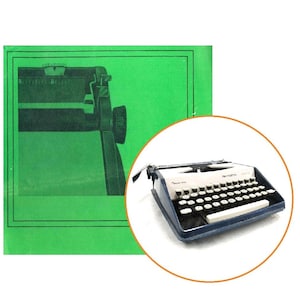 Puede incluir: Una máquina de escribir vintage azul y blanca con el nombre de la marca "Olivetti" impreso en la parte delantera. La máquina de escribir está sobre una superficie blanca.