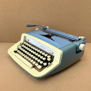 EXCELLENT!!! Blue 1974 Royal Sabre Typewriter w/Case Working Pica Antique Vtg