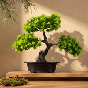 Può includere: Un bonsai artificiale con fogliame verde brillante simile ad aghi e un tronco marrone scuro strutturato, piantato in un contenitore ovale nero poco profondo. La pianta presenta una chioma strutturata e stratificata con un ramo laterale.