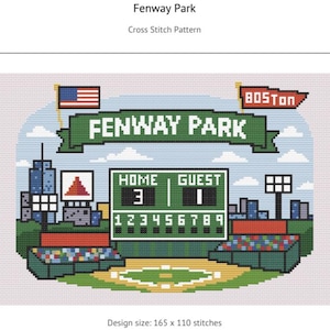 Könnte beinhalten: Ein Kreuzstichmuster mit dem Fenway Park, mit dem Text "Fenway Park" in Grün. Das Bild enthält eine Anzeigetafel, die amerikanische Flagge und das Wort "Boston". Die Designgröße beträgt 419 x 279 Stiche.