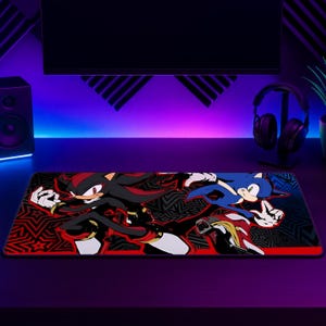 K&ouml;nnte beinhalten: Ein rechteckiges Gaming-Mauspad mit einer grafischen Illustration der Charaktere Shadow und Sonic in dynamischen Posen. Das Design umfasst ein schwarz-rotes Farbschema mit Sternmustern und geometrischen Formen auf der gesamten Oberfl&auml;che.