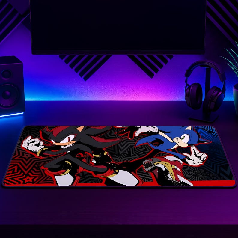 K&ouml;nnte beinhalten: Ein rechteckiges Gaming-Mauspad mit einer grafischen Illustration der Charaktere Shadow und Sonic in dynamischen Posen. Das Design umfasst ein schwarz-rotes Farbschema mit Sternmustern und geometrischen Formen auf der gesamten Oberfl&auml;che.