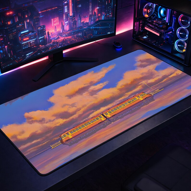 Op de afbeelding: Een rechthoekige muismat met een trein op een spoor, tegen een achtergrond van een zonsonderganghemel met oranje en gele wolken. De mat is ontworpen voor computergebruik en heeft een glad oppervlak.