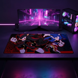 K&ouml;nnte beinhalten: Eine rechteckige Schreibtischunterlage mit einer grafischen Illustration der Charaktere Shadow und Sonic in einer dynamischen Pose. Das Design umfasst ein schwarz-rotes Farbschema mit Sternenmustern auf einem dunklen Hintergrund.