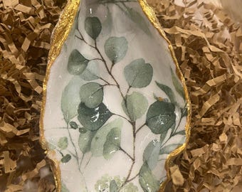 Handbeschilderde botanische oesterschelp | Groen-wit eucalyptus-geïnspireerd ontwerp | Gouden rand | Kustdecoratie voor thuis | Mogelijkheid tot personalisatie