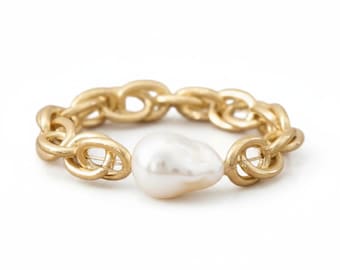 Chunky Chain with A Large Pearl Bracelet in Worn Gold
