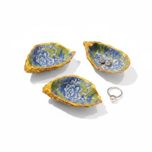 Plato para anillos artesanal de concha de ostra azul y verde de Caspari / Regalos para bodas y despedidas de soltera al por mayor, con opción de monograma.
