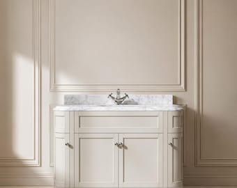 Mobile bagno di lusso con piano in marmo, mobiletto sottolavabo tradizionale in legno color crema, elegante arredamento bagno classico con lavabo