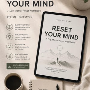 Può includere: Un quaderno di lavoro digitale intitolato "RESET YOUR MIND" con un piano di reset mentale di 7 giorni. L'immagine include un tablet, una tazza di caffè, un taccuino con testo e una penna. Il quaderno promette di liberare la mente, ricostruire la concentrazione e riconnettersi con se stessi.