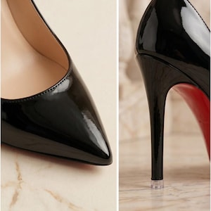 Puede incluir: Un zapato de tac&oacute;n de charol negro con punta afilada y tac&oacute;n de aguja alto. El interior del zapato est&aacute; forrado con un material beige claro y la suela es de un color rojo vibrante, con una tapa de tac&oacute;n de pl&aacute;stico transparente en la base.