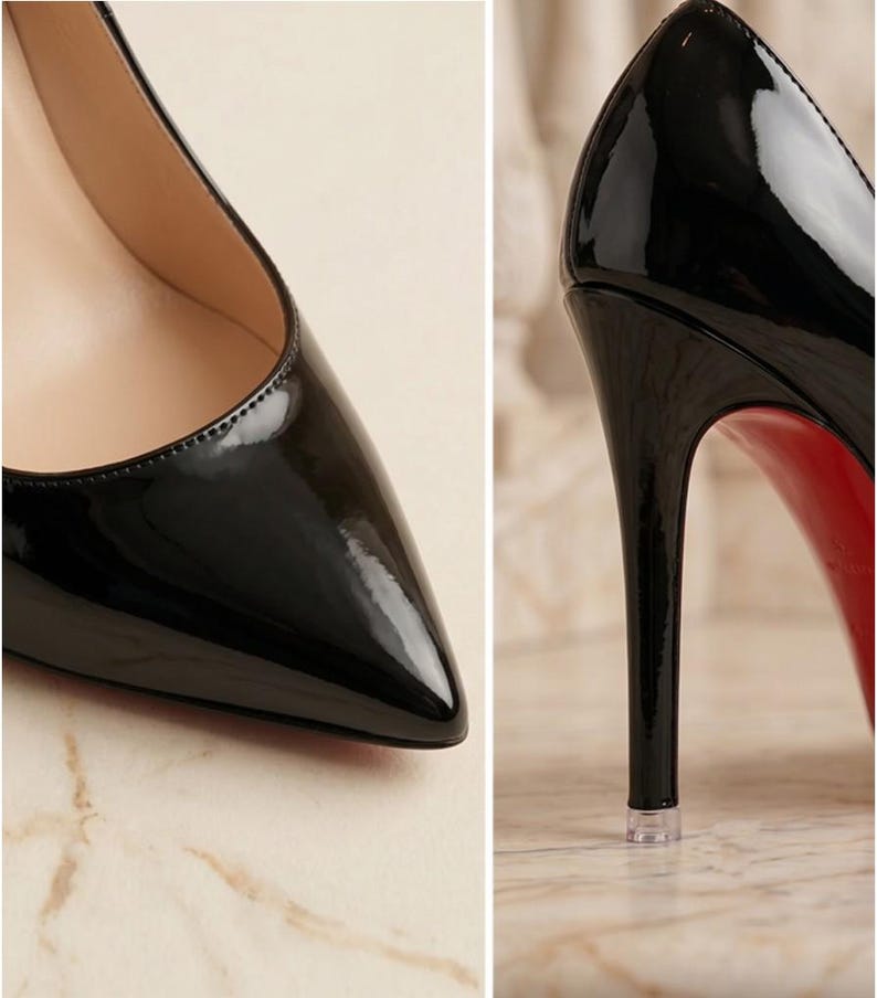 Puede incluir: Un zapato de tac&oacute;n de charol negro con punta afilada y tac&oacute;n de aguja alto. El interior del zapato est&aacute; forrado con un material beige claro y la suela es de un color rojo vibrante, con una tapa de tac&oacute;n de pl&aacute;stico transparente en la base.