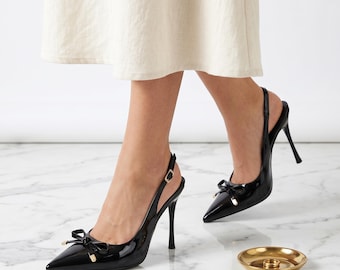 Zapatos de tacón de aguja negros de charol con lazo para mujer, zapatos de fiesta con punta afilada y tira trasera.