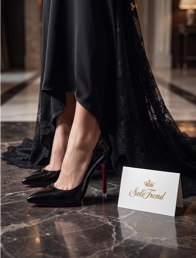 Puede incluir: Un par de zapatos de tac&oacute;n de charol negro con punta afilada y suela roja, combinados con un vestido de sat&eacute;n y encaje negro. Una tarjeta blanca doblada se encuentra cerca, con un icono de corona dorada y el texto SoleTrend en letras doradas.