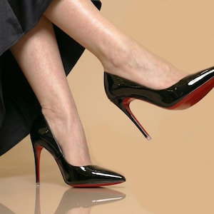 Zapatos de tacón de aguja negros de charol, zapatos de tacón de punta con suela roja para mujer. imagen 17