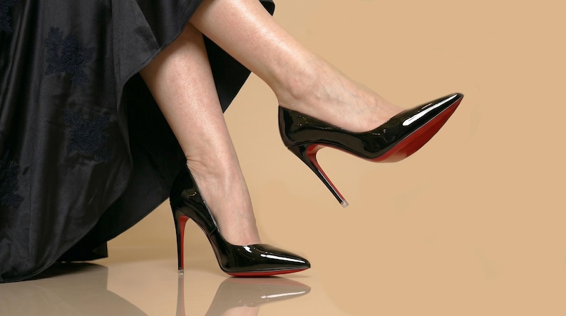 Zapatos de tacón de aguja negros de charol, zapatos de tacón de punta con suela roja para mujer. imagen 17