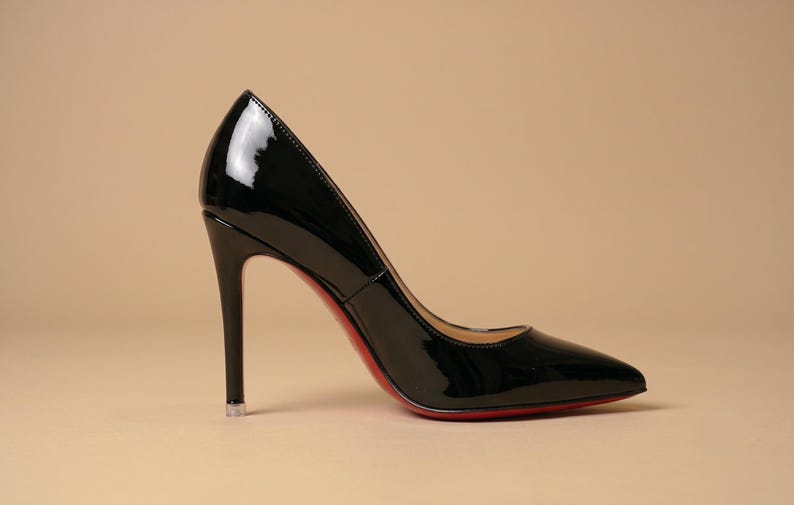 Zapatos de tacón de aguja negros de charol, zapatos de tacón de punta con suela roja para mujer. imagen 9