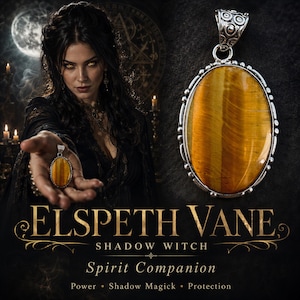Könnte beinhalten: Ein ovaler Tigerauge-Edelsteinanhänger in einer dekorativen, silberfarbenen Metallfassung mit gemusterter Öse. Der Text ELSPETH VANE SHADOW WITCH Spirit Companion Power Shadow Magick Protection steht unter dem Anhänger.