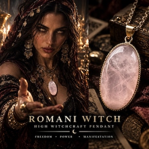 Pode incluir: Um pingente oval de quartzo rosa engastado numa moldura de metal dourado com borda de corda torcida, suspenso por uma corrente dourada a condizer. O texto ROMANI WITCH HIGH WITCHCRAFT PENDANT FREEDOM POWER MANIFESTATION está impresso sob a joia.