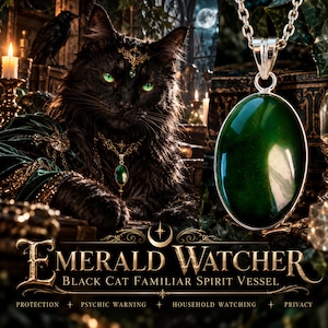 Peut inclure: Un pendentif en argent avec une pierre précieuse verte ovale sur une chaîne, présenté à côté d'une illustration d'un chat noir portant un collier assorti. Le texte indique EMERALD WATCHER BLACK CAT FAMILIAR SPIRIT VESSEL PROTECTION PSYCHIC WARNING HOUSEHOLD WATCHING PRIVACY.
