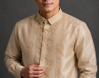 Camicia filippina formale ricamata Barong Tagalog in organza Piña beige da uomo