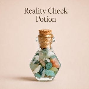 Puede incluir: Una pequeña botella de vidrio transparente con tapón de corcho, llena de un surtido de piedras preciosas pulidas y multicolores en tonos verdes, blancos y naranjas. El texto Reality Check Potion está impreso en marrón oscuro sobre la botella.