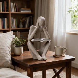 Escultura em arenito de um pensador abstrato com um livro – Decoração para mesa/escritório/estante