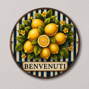 Può includere: Un cartello rotondo in metallo con un grappolo di limoni giallo brillante e foglie verdi su uno sfondo a strisce verticali blu scuro e bianche. La parola BENVENUTI è stampata in lettere maiuscole nere su un banner rettangolare color crema.