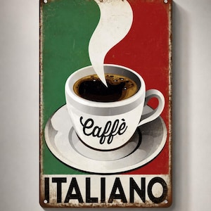 Peut inclure: Panneau métallique vintage avec une tasse à café blanche sur une soucoupe, remplie de café noir, et de la vapeur qui s'élève. Le fond est divisé en sections vertes et rouges, avec les mots "Caffè" et "ITALIANO".