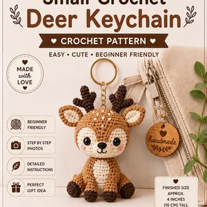 Può includere: Uno schema all'uncinetto per un piccolo portachiavi a forma di cervo, con testo che include Auraprintablesss, Small Crochet Deer Keychain e una dimensione finita di circa 10 cm. L'immagine mostra un cervo all'uncinetto marrone e crema.