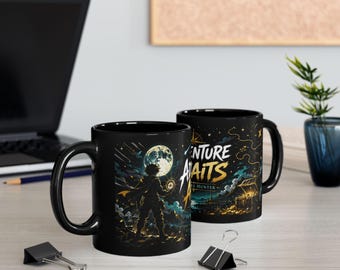 Anime Adventure Awaits Becher | Treasure Hunter Anime Becher | Schwarze Keramik Kaffeetasse | Manga Entdecker Geschenk | Fantasy Abenteuer Becher