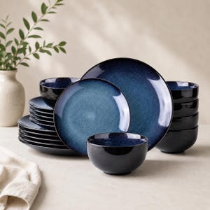 以下が含まれることがあります： 青色の食器セット。グラデーション効果のあるプレートは、中央が明るく、縁が濃くなっています。ボウルは濃い青色です。