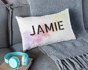 Cuscino con nome personalizzato: disegno con schizzi di vernice e font stencil