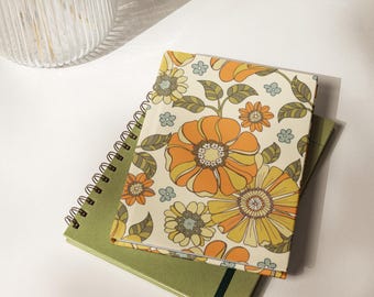 Diario de tapa dura mate con flores retro: cuaderno floral inspirado en los años 60 con líneas, en blanco y perforado.