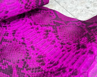 Piel de pitón rosa intenso, piel exótica auténtica para proyectos artesanales.