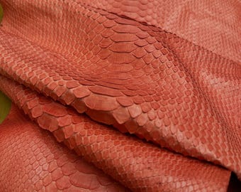 Piel de serpiente reticulada para suministros artesanales, piel exótica auténtica de color rojo coral.