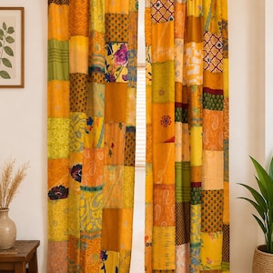 Puede incluir: Un par de cortinas de cuerpo entero con un diseño de patchwork compuesto por varios paneles de tela rectangulares en tonos amarillo, naranja, verde y marrón, decorados con diversos patrones florales, geométricos y de cachemira.