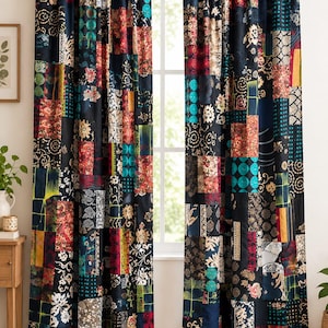 Peut inclure: Une paire de rideaux pleine longueur avec une base bleu marine foncé et un motif patchwork multicolore. Le tissu présente divers motifs répétitifs, notamment des fleurs, des formes géométriques et des pois en rouge, bleu sarcelle et or.