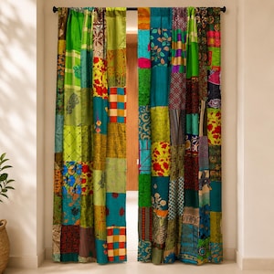 Pode incluir: Um par de cortinas de comprimento total com um design de patchwork vibrante composto por vários quadrados de tecido. Os painéis exibem uma gama diversificada de cores, incluindo verde, azul-petróleo, vermelho, amarelo e azul, com padrões florais e geométricos variados.