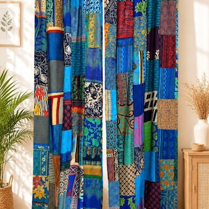 Peut inclure: Une paire de rideaux pleine longueur présentant un motif patchwork vibrant composé de divers panneaux de tissu rectangulaires dans des tons de bleu, vert, rouge et jaune, affichant divers motifs floraux, géométriques et abstraits.