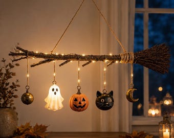 Escoba de bruja brillante para colgar en la pared / Decoración de Halloween (62 cm)