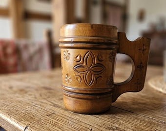 Vintage Hand geschnitzter Holzbecher Tankard - Nordischer Volkskunst Bierkrug - Rustikaler Holzbecher Barware, Mid Century Cabin Decor im europäischen Stil