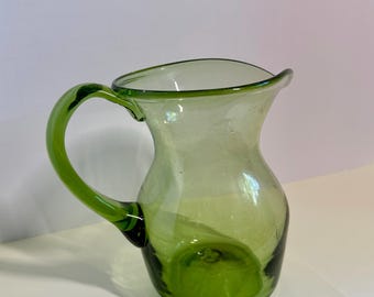 Jarra vintage de vidrio verde Blenko - Vidrio artístico soplado a mano de mediados de siglo - Asa aplicada y marca de pontil