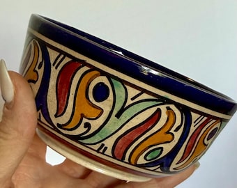 Stara, ręcznie malowana ceramiczna miska w stylu marokańskim, kremowa i wielokolorowa ceramika z wzorem Fassi