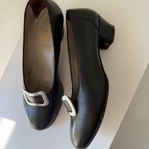 Décolleté Bally in pelle nera, tacco a blocco con fibbia argentata, scarpe da ufficio anni '90.