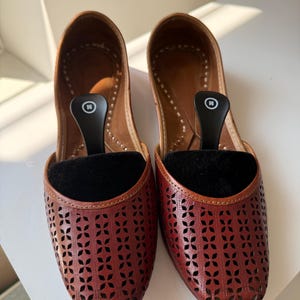 Vintage Punjabi Juttis Size 5, Genuine Leather Khussa Flats, Indian Mojari Wedding Shoes, Brown Perforated Ethnic Loafers, 24,5 sm