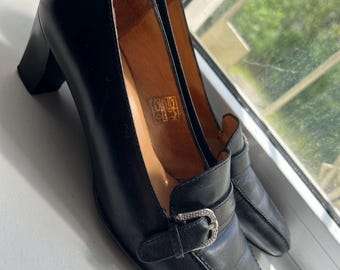 Vintage svarta läderloafers, pumps med fyrkantig tå och blockklack, silverfärgat spänne, tillverkade i Spanien