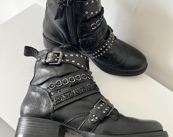 Botas de cano curto Sommerkind em couro preto, com tiras, correntes e tachas, estilo grunge biker (tamanho 39 EU / 8,5 US)
