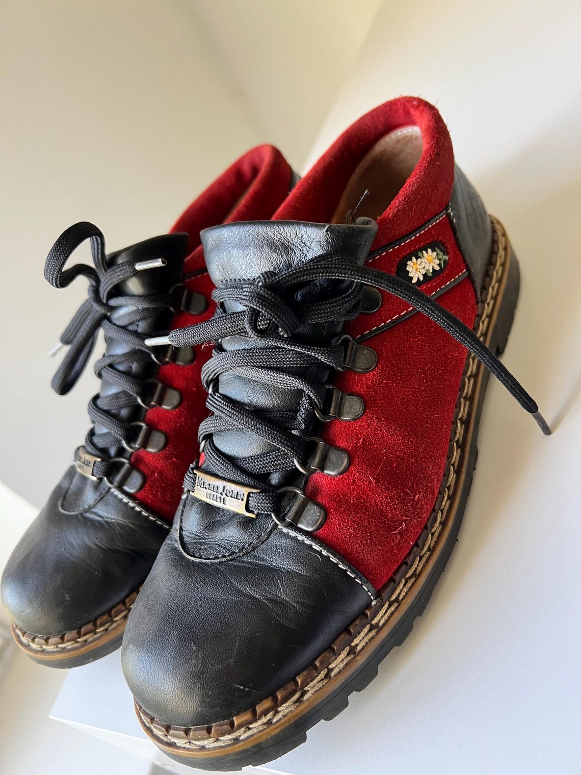 Michel Jordi Ethno boots | Black Leather Red Suede Edelweiss Embroidery (Size 38), photo 4 sur 5