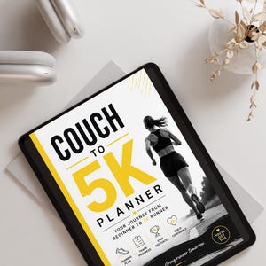 Pode incluir: Um tablet digital exibindo um planejador Couch to 5K com um gráfico de um corredor, detalhes em amarelo e texto incluindo "Your journey from beginner to 5K runner", "Track progress", "Stay motivated", "Build confidence" e "Small steps today, strong runner tomorrow."